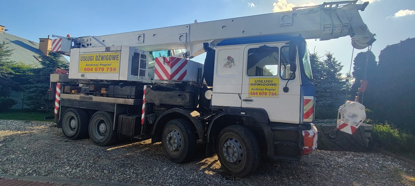 Dźwig Liebherr 35 ton podczas pracy na budowie