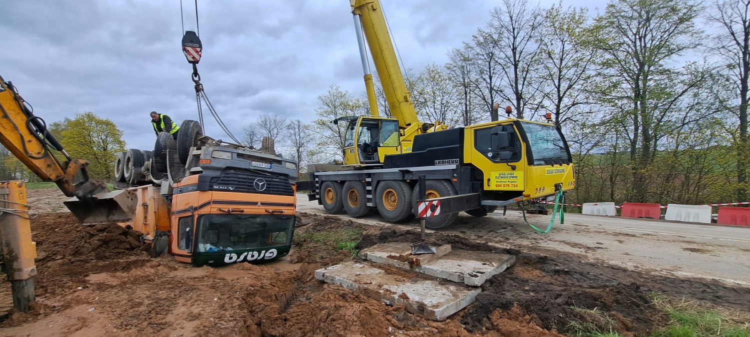 Wyciąganie pojazdu z poboczem przy wsparciu koparki