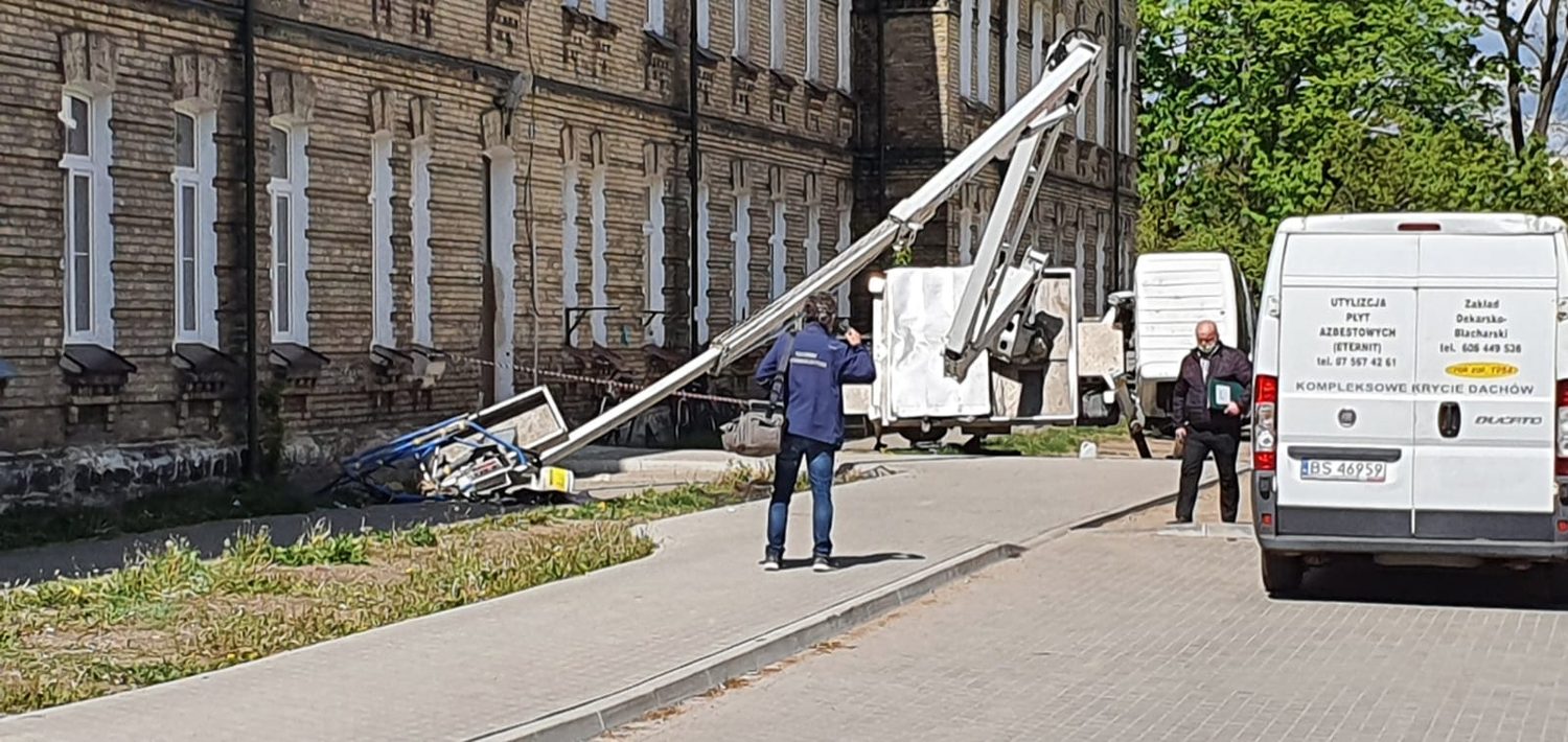 Prace na wysokości przy elewacji budynku